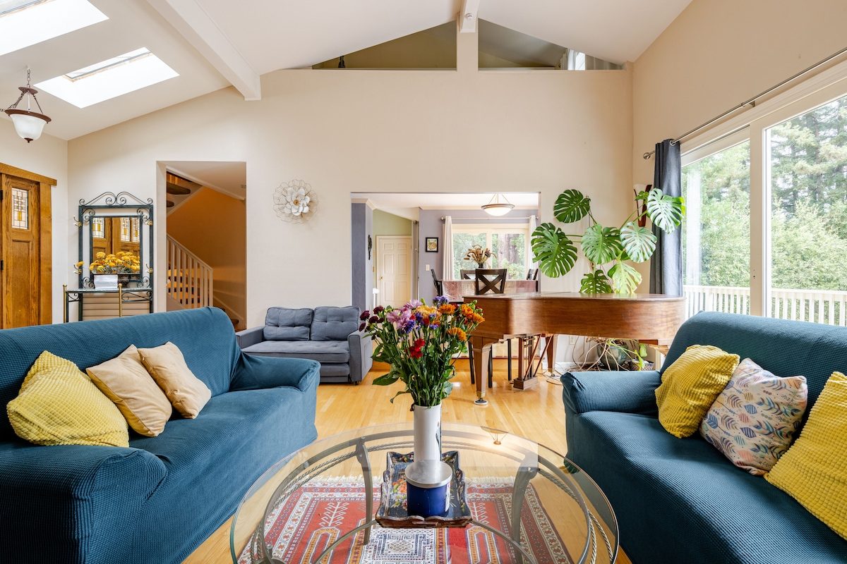 Spacious living room at The Crow's Nest Retreat — built for groups of 10-12